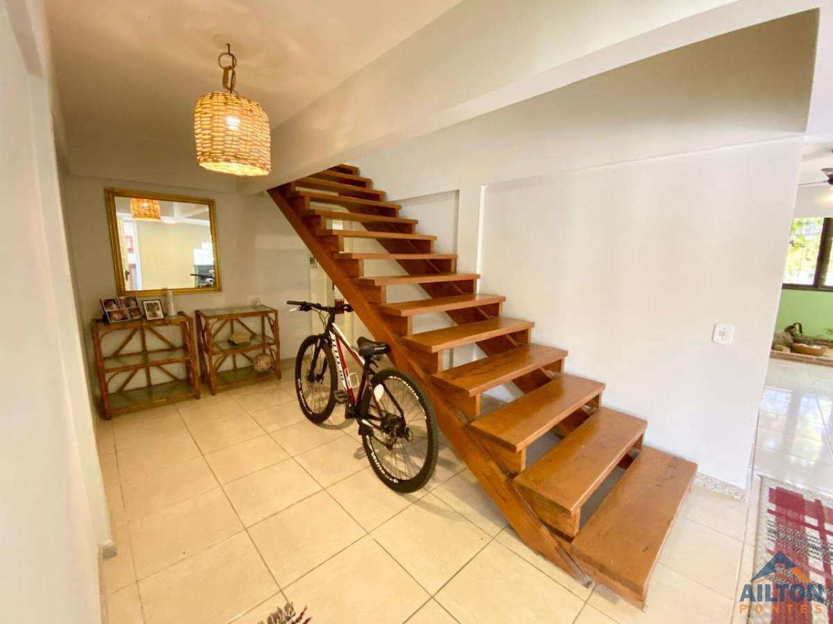  - Casa Duplex Alto Padrão com 5 Quartos sendo 4 Suítes Disponível p/ Locação Anual no Bairro Ipiranga  - Guarapari/ES
